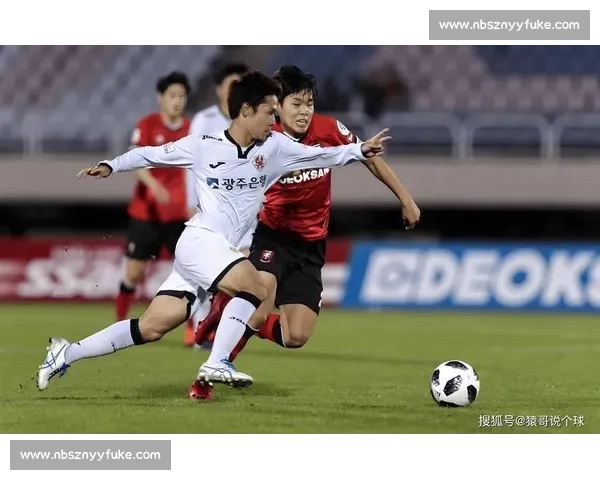 支点前锋战术解析与应用探讨 如何提升球队进攻与防守效率