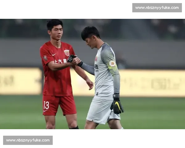 比分瞬间反超关键时刻球员们的冷静决策与战术执行的完美体现 比分瞬间反超关键时刻球员们的冷静决策与战术执行的完美体现